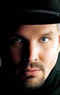 Garth Brooks - bio and intersting facts about personal life.