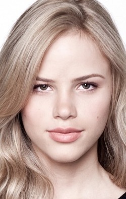 Halston Sage - bio and intersting facts about personal life.