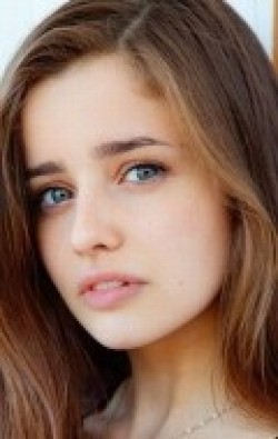 All best and recent Holly Earl pictures.