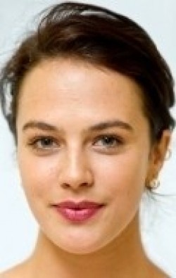 Jessica Brown-Findlay - bio and intersting facts about personal life.