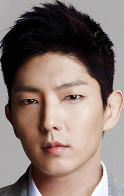 Lee Joon-gi - bio and intersting facts about personal life.