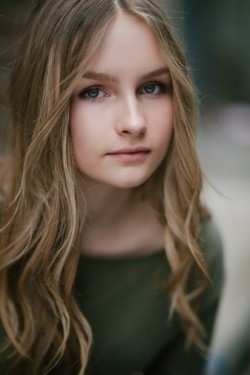 Olivia DeJonge - bio and intersting facts about personal life.