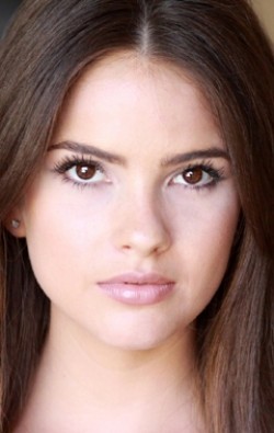 Shelley Hennig - bio and intersting facts about personal life.
