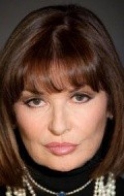 Stephanie Beacham - bio and intersting facts about personal life.