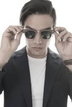 Vadhir Derbez - bio and intersting facts about personal life.
