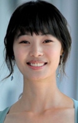 Recent Yoon So Yi pictures.