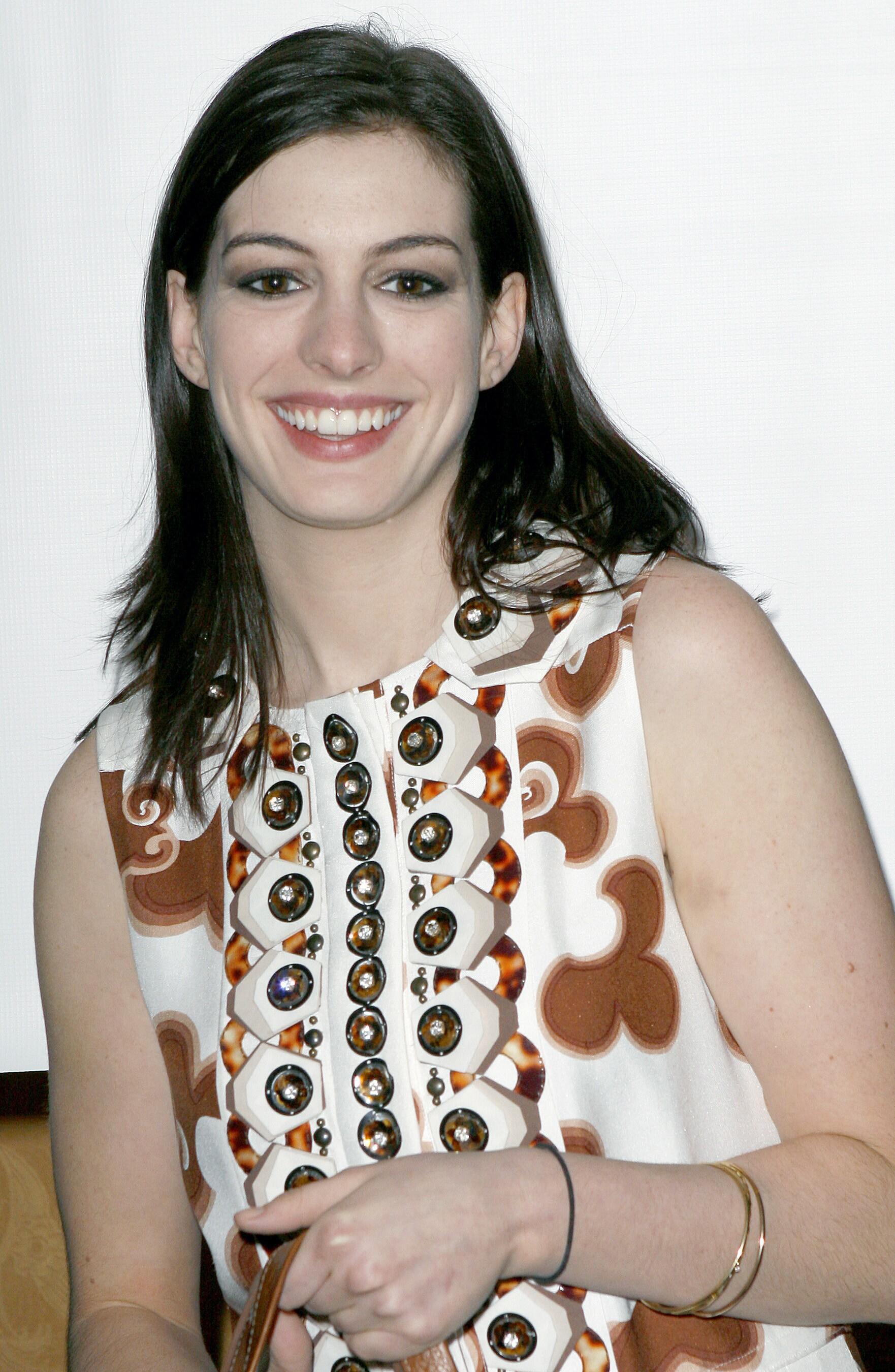 Photo №26207 Anne Hathaway.