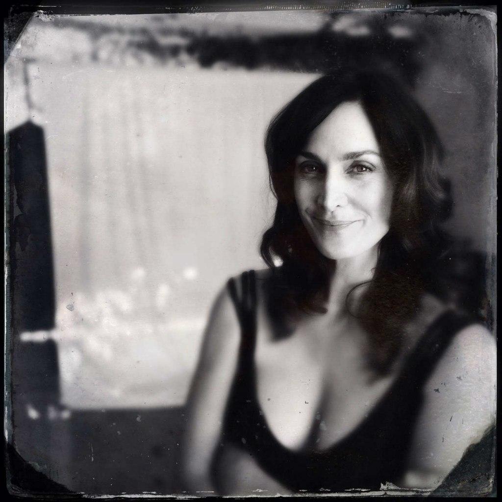 Photo №60974 Carrie-Anne Moss.