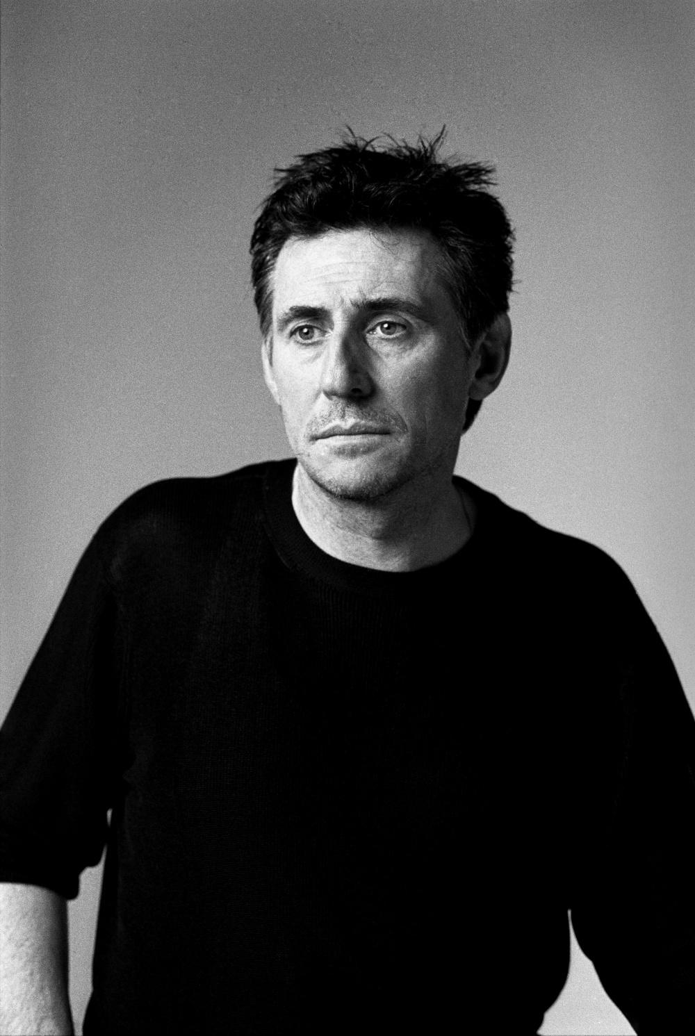 Photo №3428 Gabriel Byrne.
