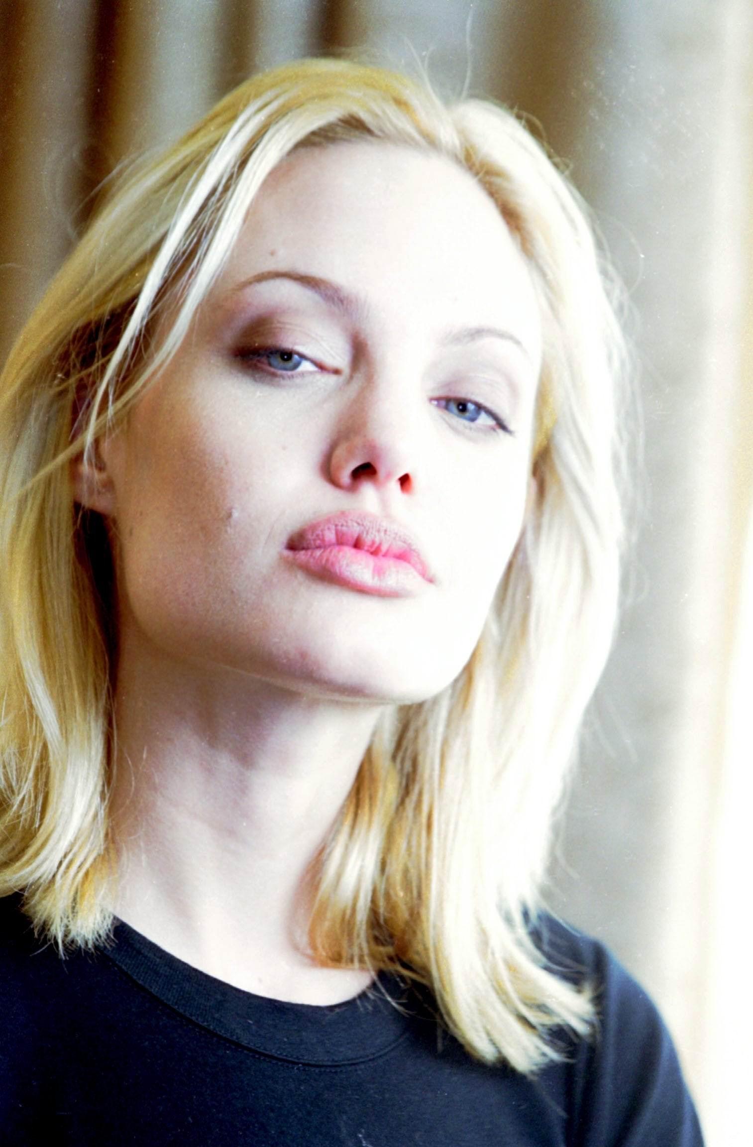 Angelina Jolie wallpaper №7845.