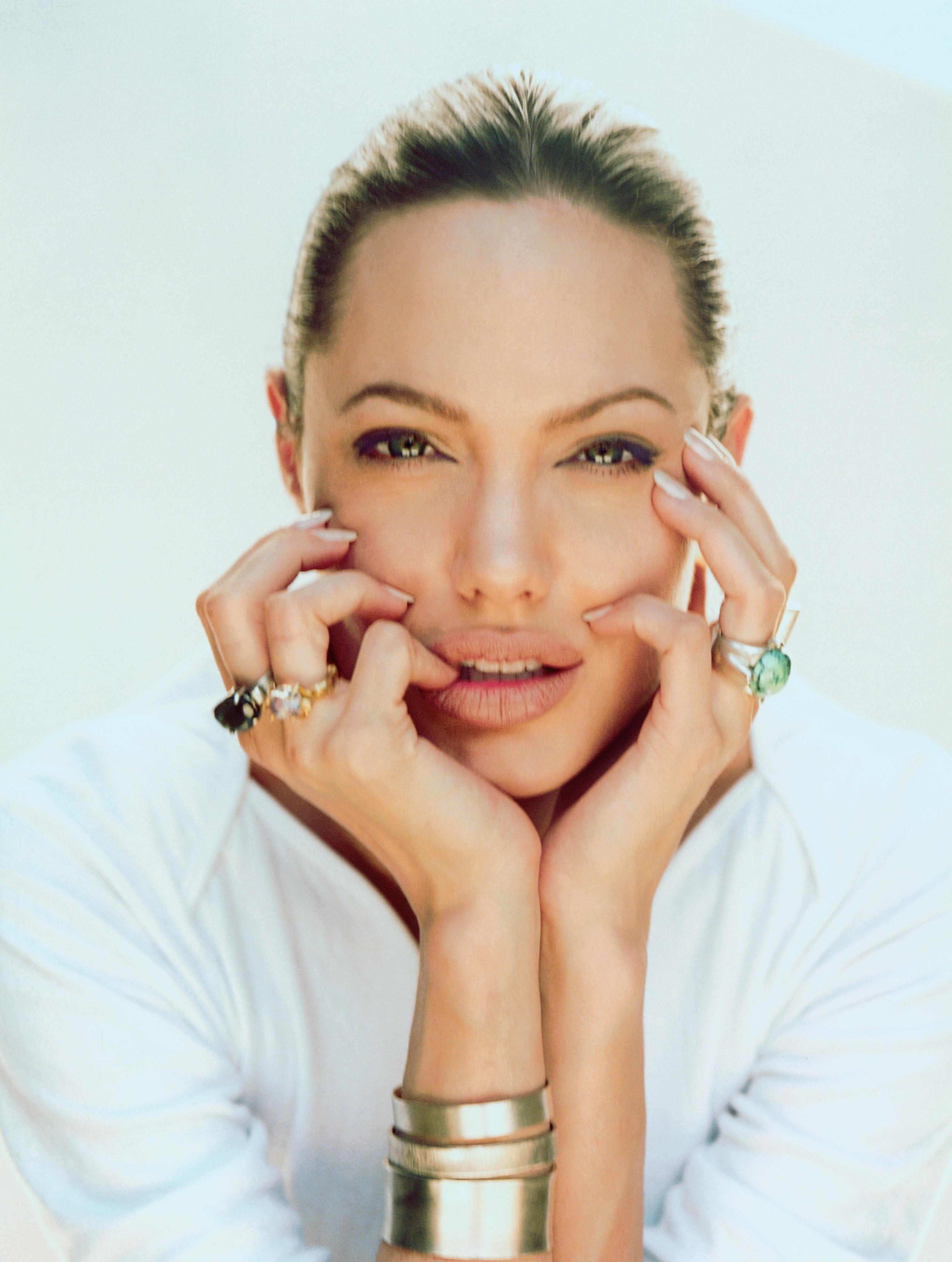 Angelina Jolie wallpaper №7930.