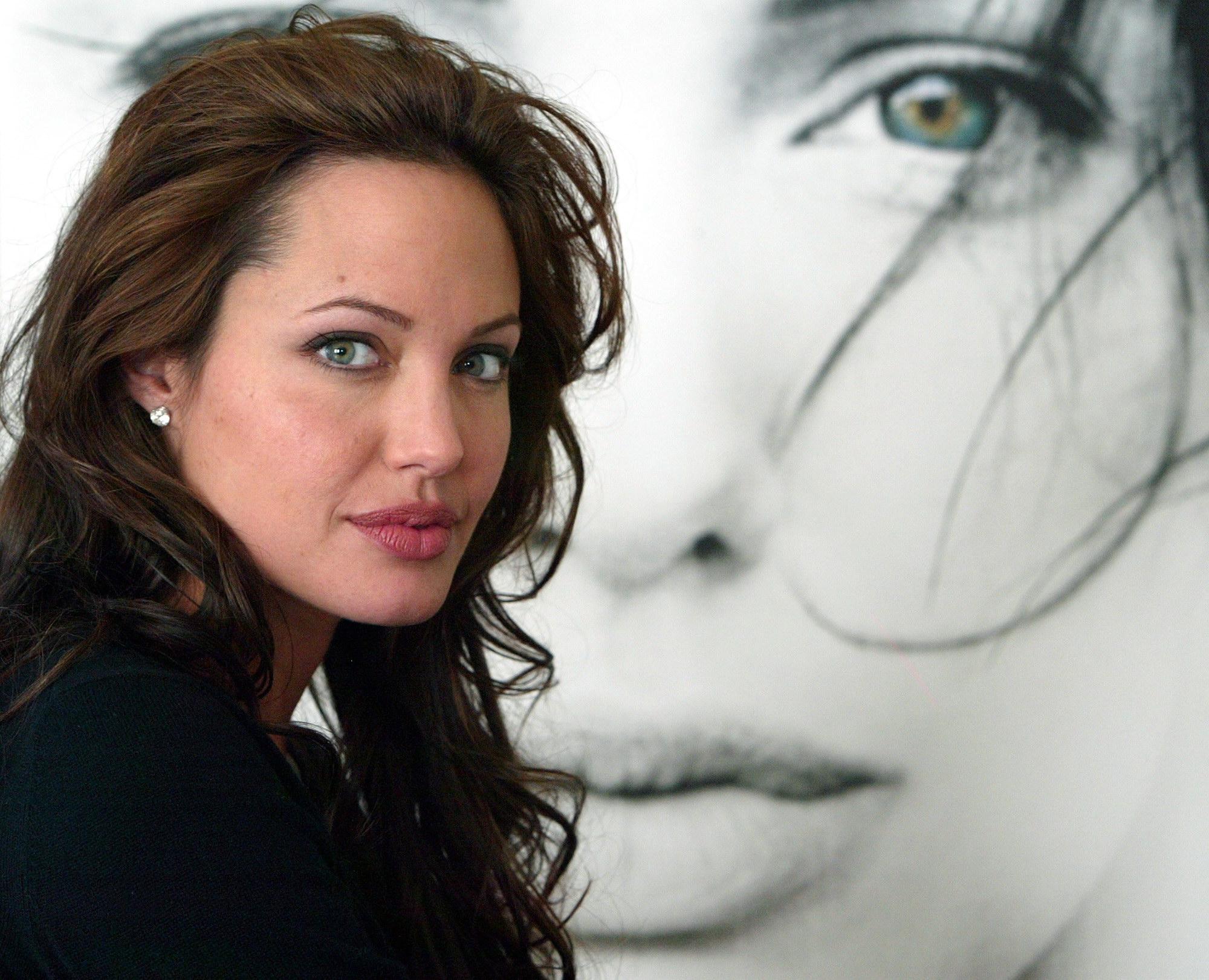 Angelina Jolie wallpaper №7652.