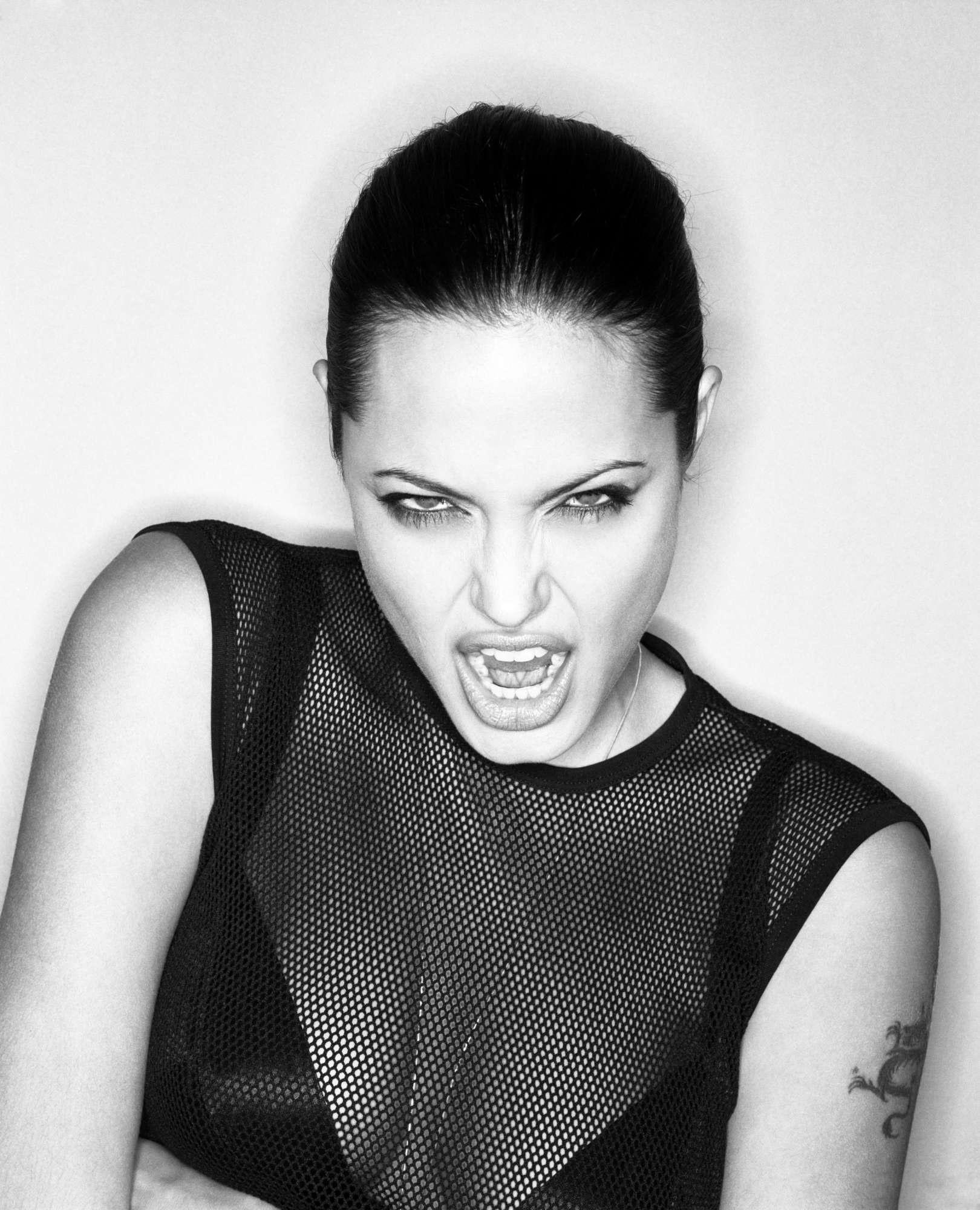 Angelina Jolie wallpaper №7569.