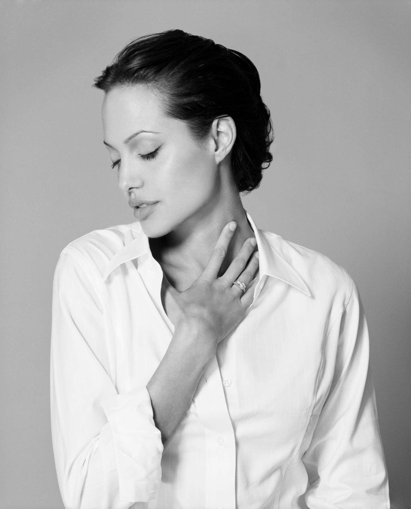 Angelina Jolie wallpaper №7575.