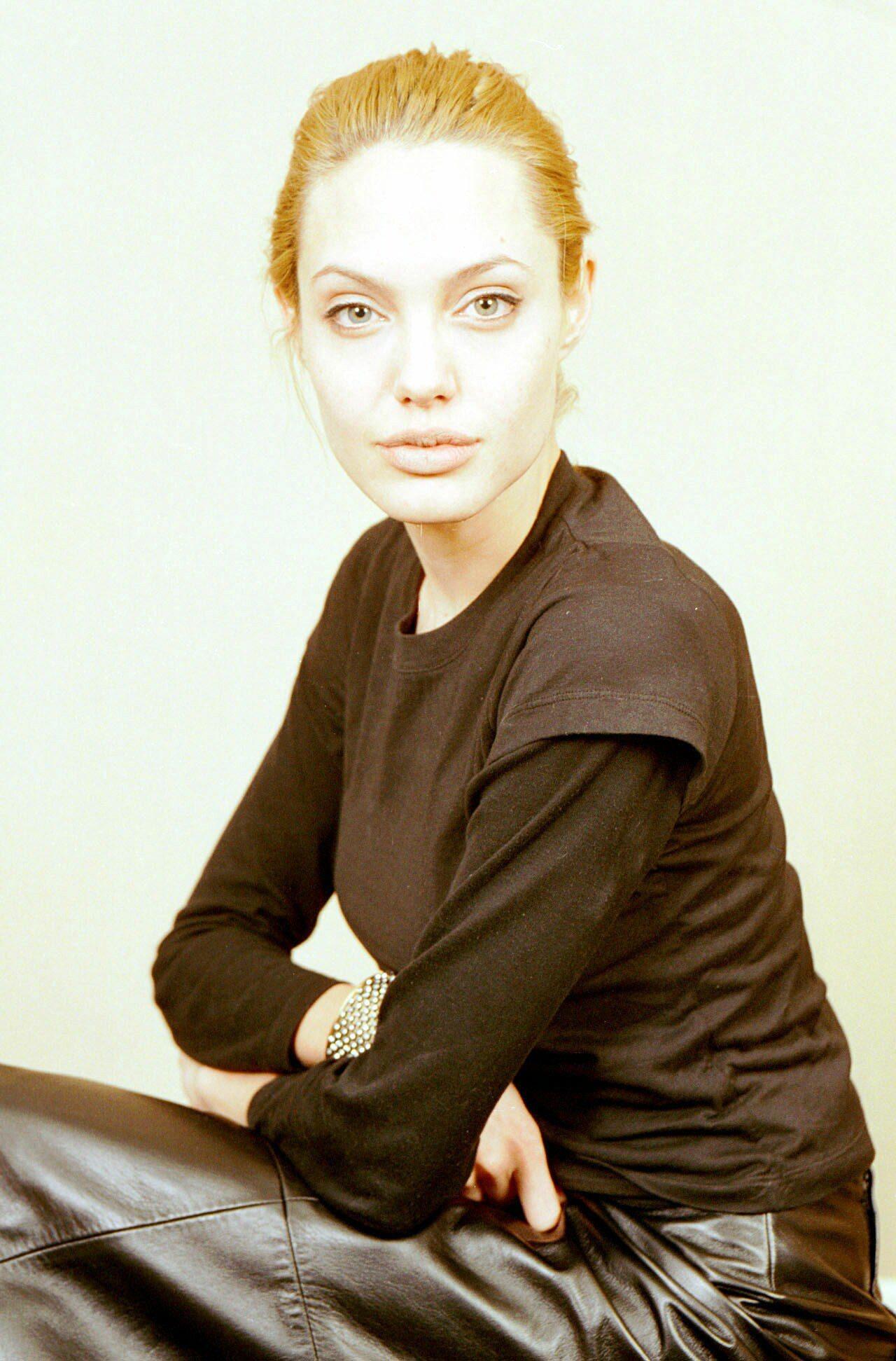 Angelina Jolie wallpaper №7892.