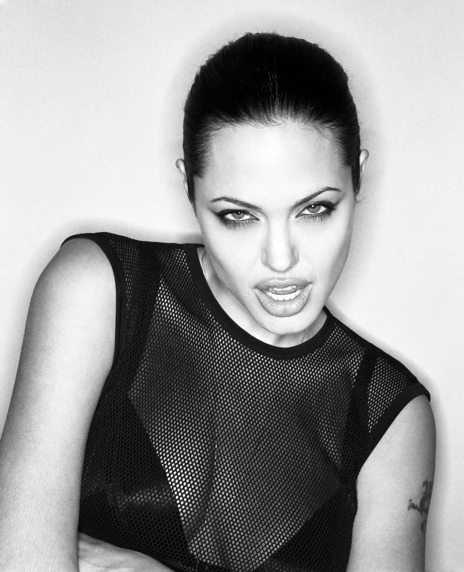 Angelina Jolie wallpaper №7568.