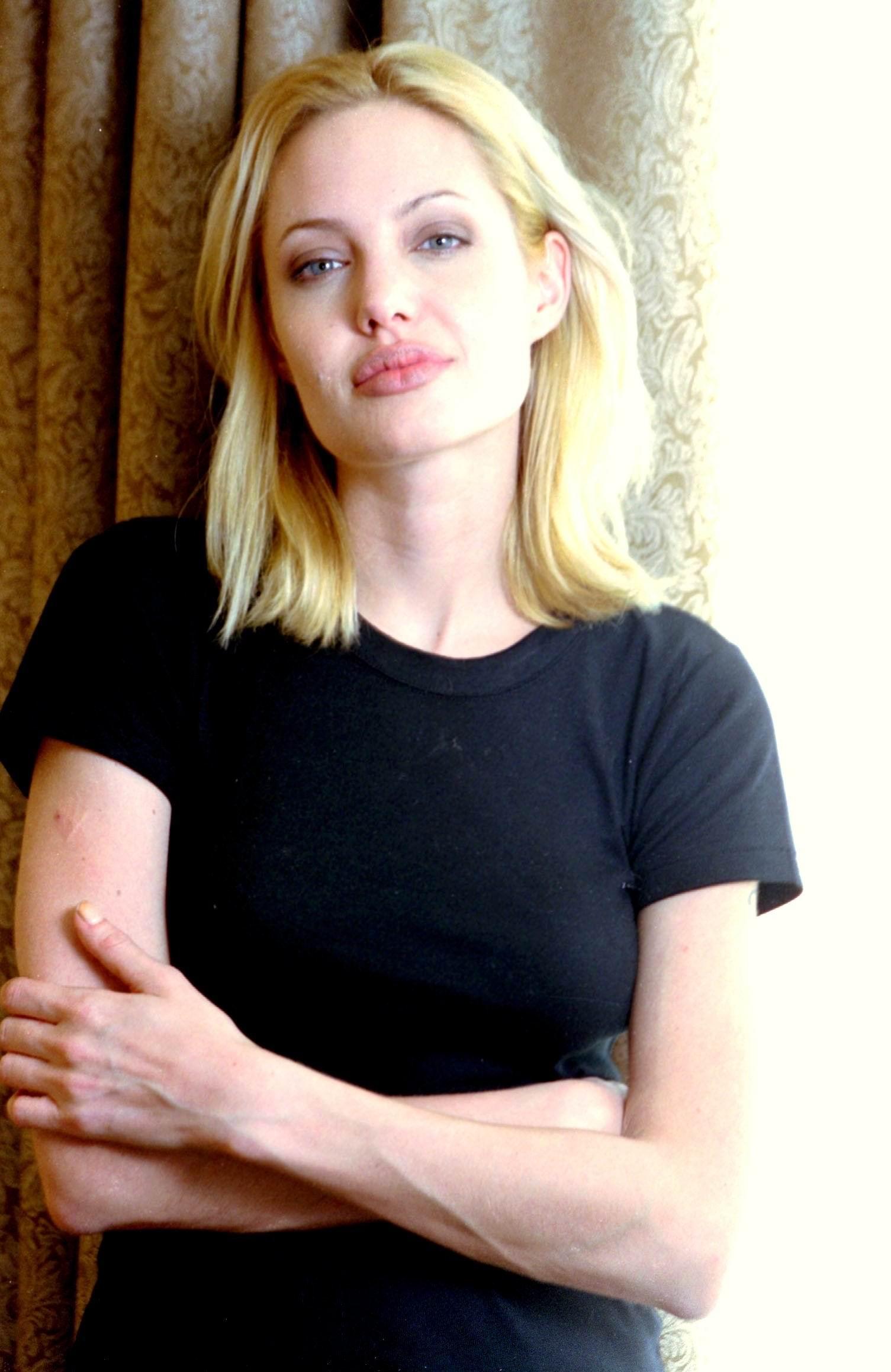 Angelina Jolie wallpaper №7838.