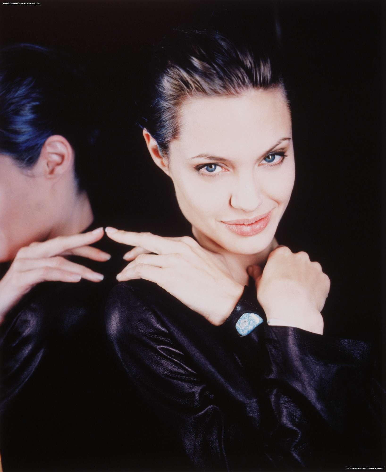 Angelina Jolie wallpaper №7828.