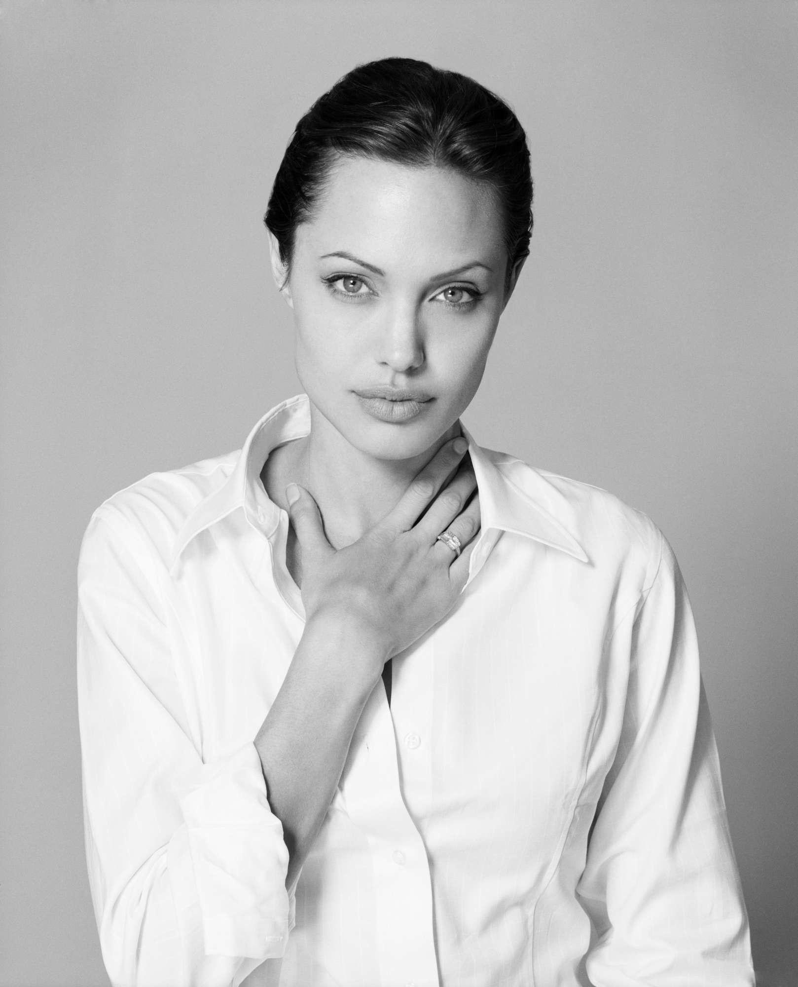 Angelina Jolie wallpaper №7574.