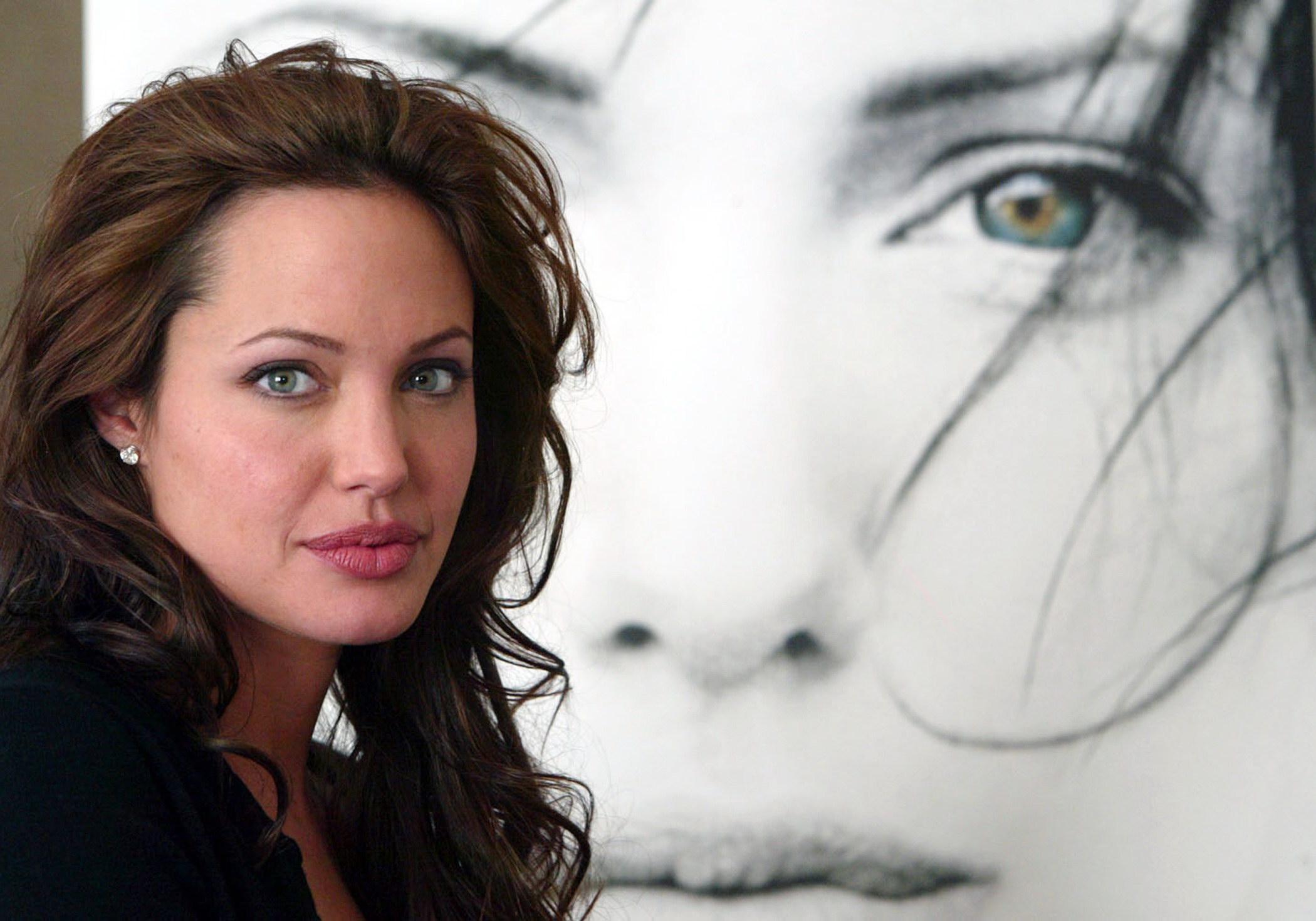 Angelina Jolie wallpaper №7651.