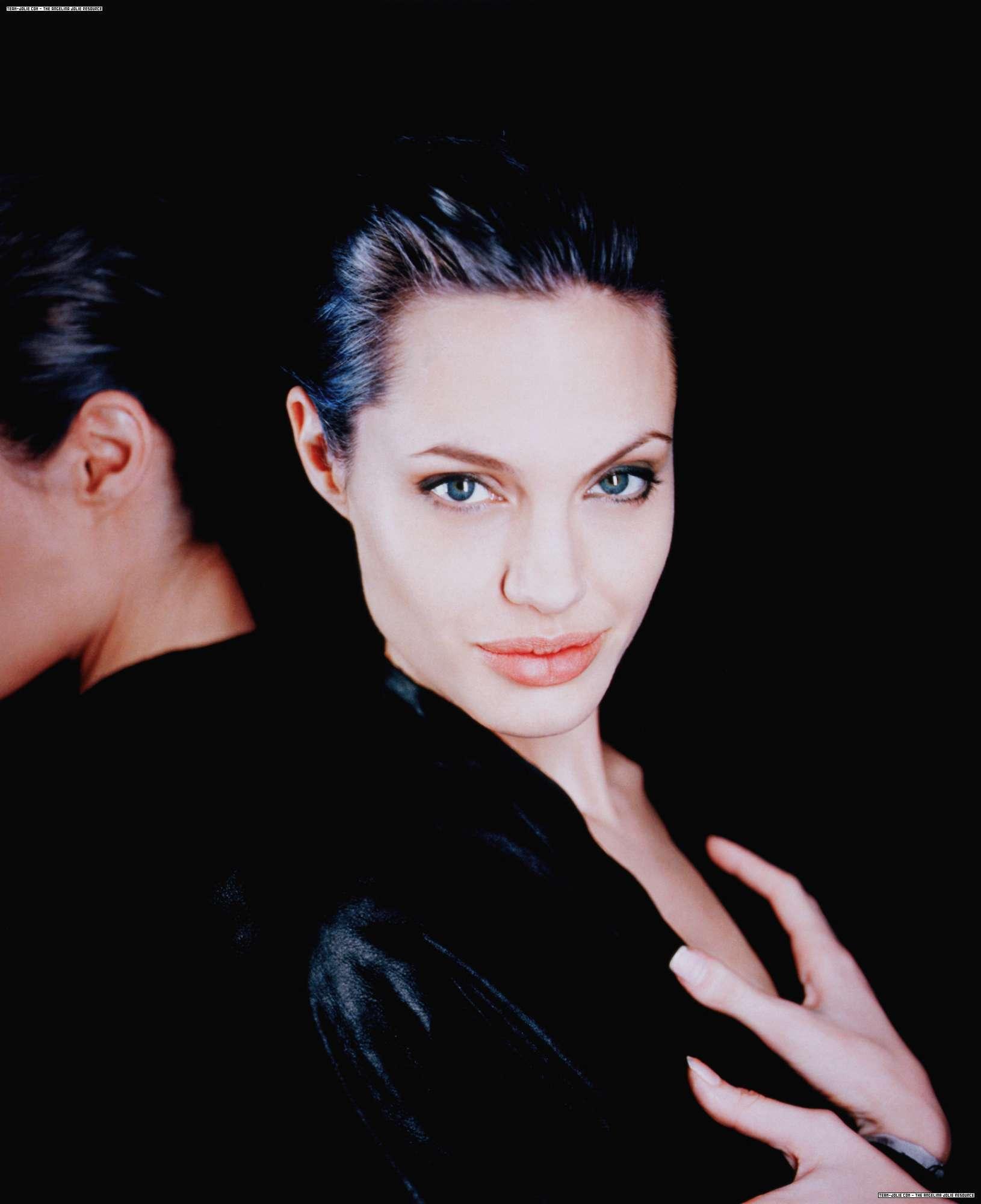 Angelina Jolie wallpaper №7830.