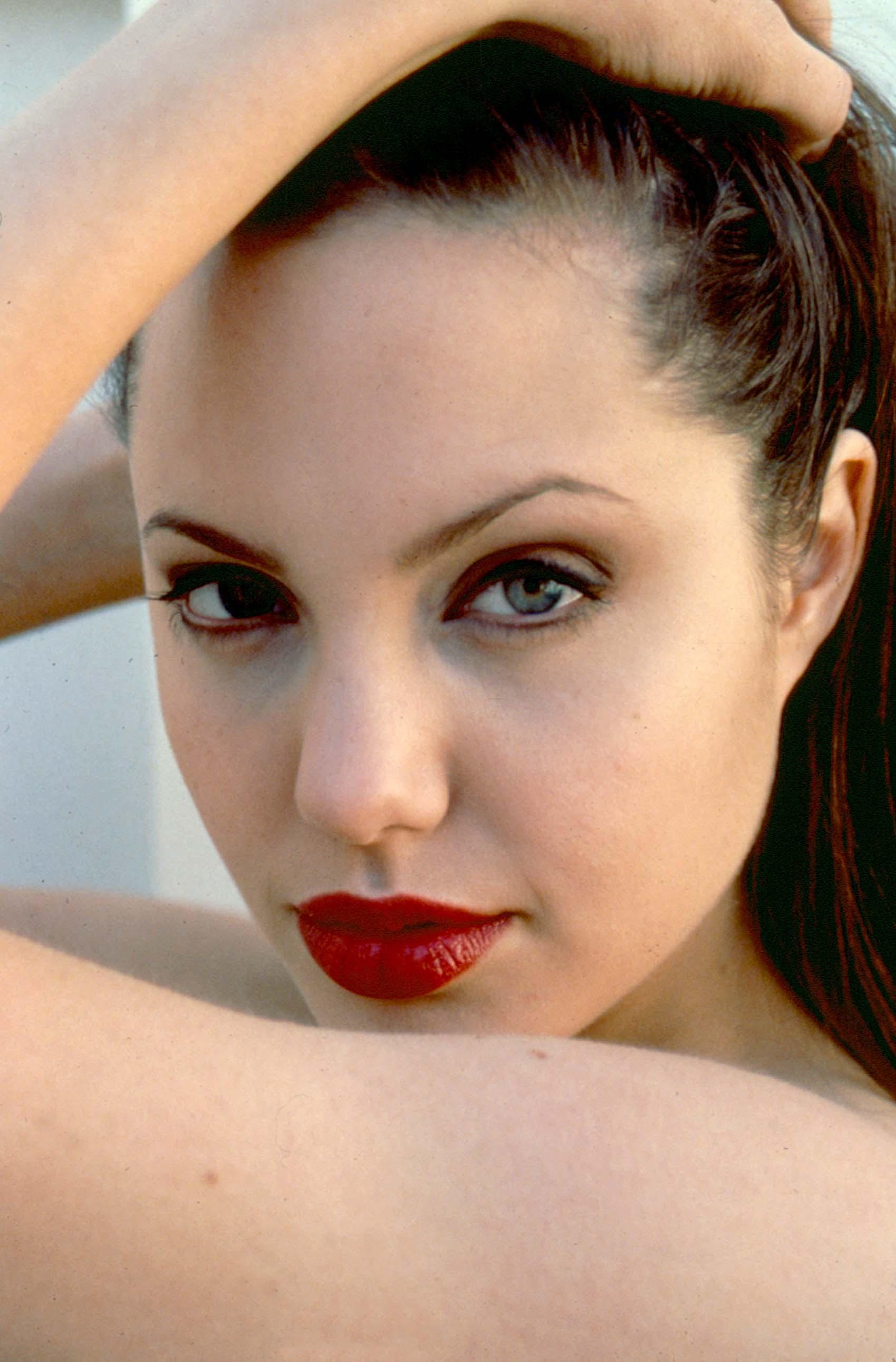 Angelina Jolie wallpaper №7633.