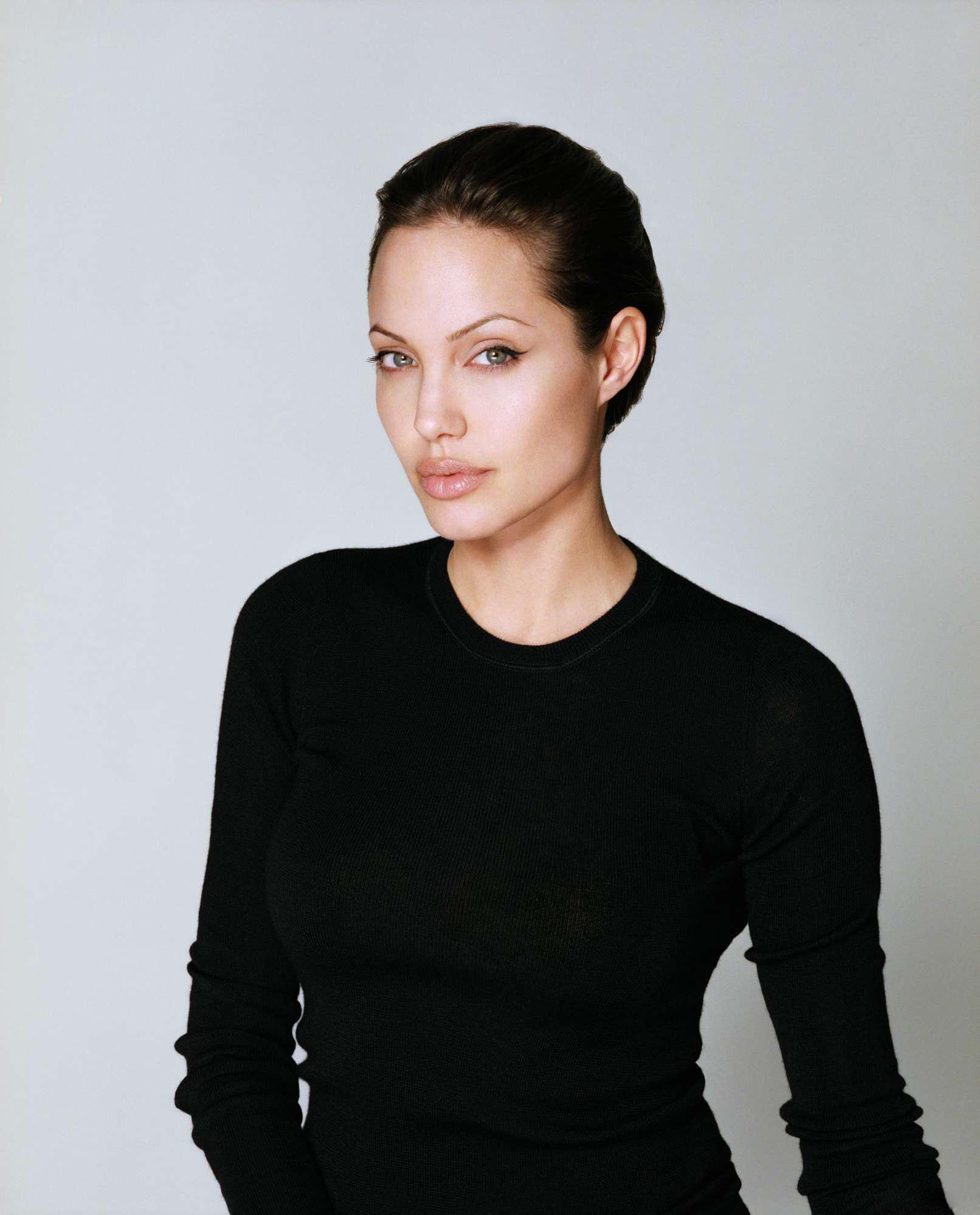 Angelina Jolie wallpaper №7579.