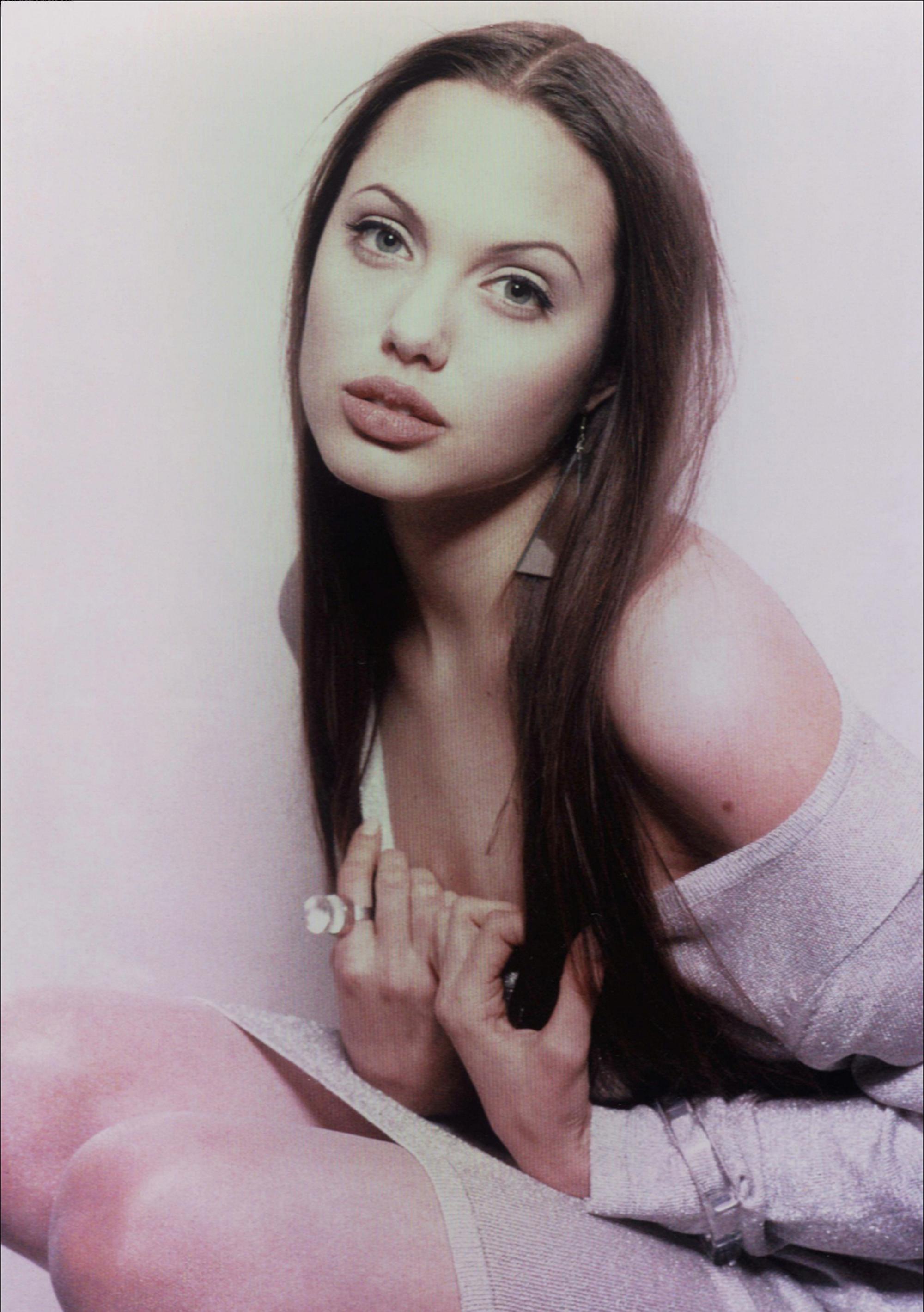 Angelina Jolie wallpaper №7682.